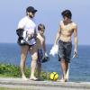No feriado do dia 1º de maio, Murilo Benício curtiu o dia de sol com os filhos Antônio e Pietro na praia da Barra da Tijuca. O ator ficou o tempo todo de camisa