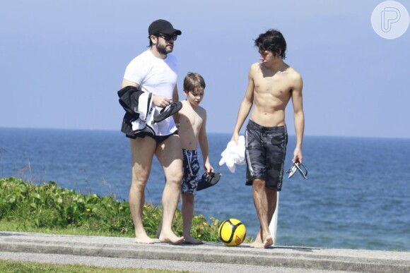 No feriado do dia 1º de maio, Murilo Benício curtiu o dia de sol com os filhos Antônio e Pietro na praia da Barra da Tijuca. O ator ficou o tempo todo de camisa