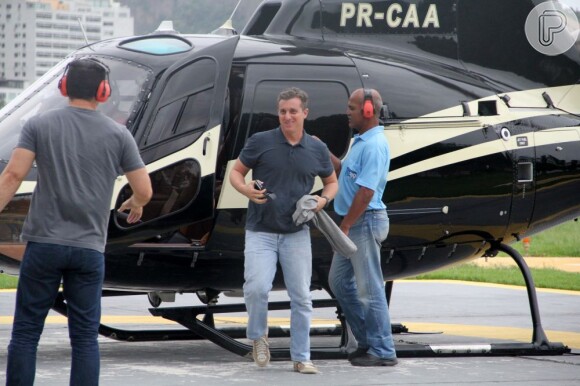 Luciano Huck é flagrado desembarcando no heliporto da Lagoa Rodrigo de Freitas, no Rio
