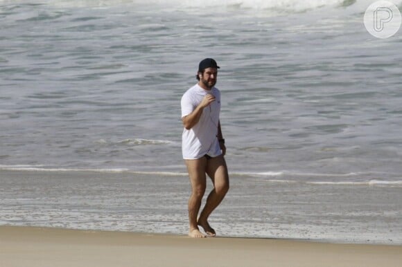 Murilo Benício se exercita na areia da praia