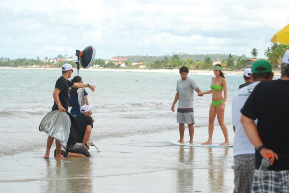 Caio Castro fotografou com uma modelo na praia de Pernambuco