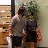 Murilo Beníicio e Débora Falabella são flagrados em shopping do Rio