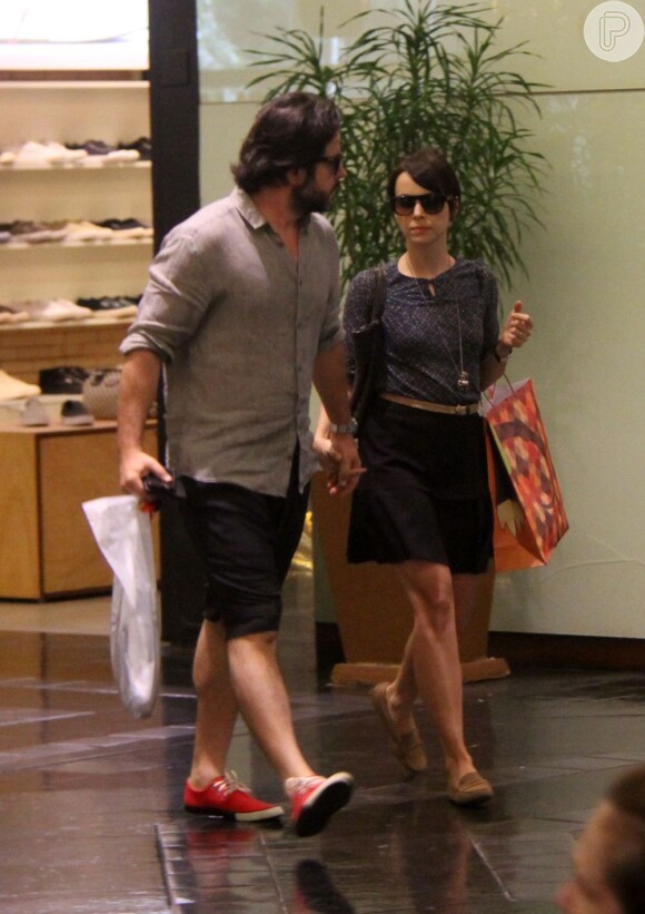 Murilo Beníicio e Débora Falabella são flagrados em shopping do Rio