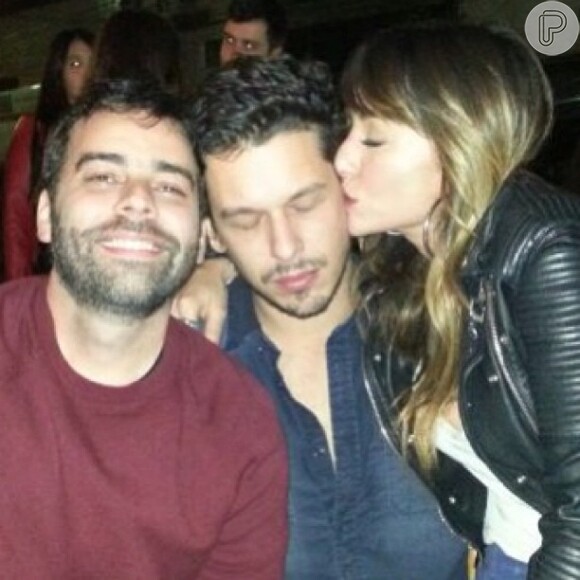 Sabrina Sato publicou uma foto beijando o namorado, João Vicente de Castro, no Instragram, em 12 de maio de 2013