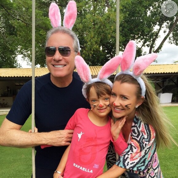 Rafaella Justus posa com orelhas de coelho ao lado de Roberto Justus e da madrasta, Ana Paula Siebert, em 5 de março de 2015