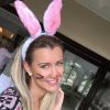 Ana Paula Siebert posa com orelhas e pintada como coelho