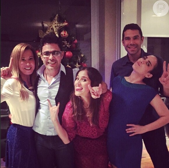 Zezé Di Camargo também passou o Natal com a família. Na foto, cantor posa com as filhas, Camila e Wanessa, e o marido da artista, Marcos, além da ex-mulher, Zilu