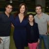 Claudia Raia posa com os filhos, Enzo e Sophia, e com o namorado, Jarbas Homem de Melo