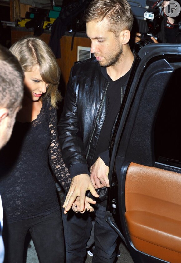 Na saída do show, Taylor Swift e Calvin Harris foram fotografados de mãos dadas