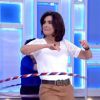 Fátima Bernardes faz aulta de Bambolê Fitness no 'Encontro' desta segunda-feira, 6 de abril de 2015