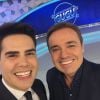 O apresentador posa para selfie com o amigo de emissora Luiz Bacci