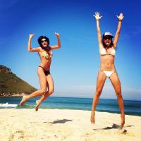 Thaila Ayala dá salto em praia e mostra corpão em biquíni branco