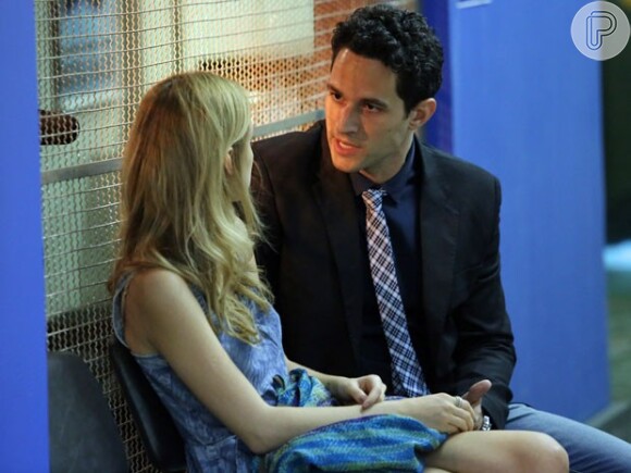 Júlia (Isabelle Drummond) conta a Edgard (Fernando Belo) que não é irmã de Pedro (Jayme Matarazzo), que esteve com ele em Noronha, e pede a separação, em 'Sete Vidas'