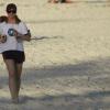 Letícia Spiller também foi flagrada durante uma caminhada na areia da praia da Barra da Tijuca