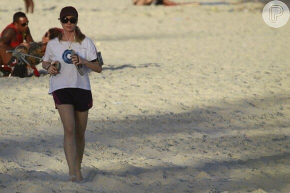 Letícia Spiller também foi flagrada durante uma caminhada na areia da praia da Barra da Tijuca