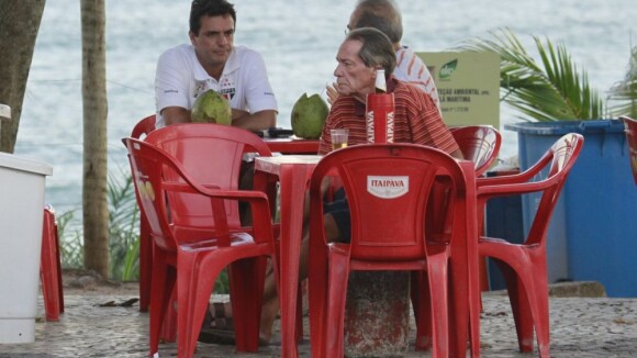 Na reta final de 'Salve Jorge', Rodrigo Lombardi relaxa na praia
