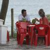 Rodrigo Lombardi tira uma folguinha de 'Salve Jorge' e descansa em um quiosque na praia da Barra, Zona Oeste do Rio