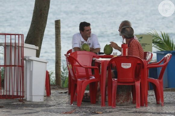 Rodrigo Lombardi tira uma folguinha de 'Salve Jorge' e descansa em um quiosque na praia da Barra, Zona Oeste do Rio