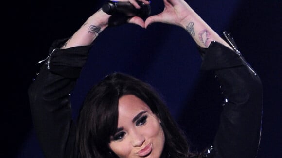 Demi Lovato cobre tatuagem e mostra novo desenho: 'Tchau beijo e olá rosa'