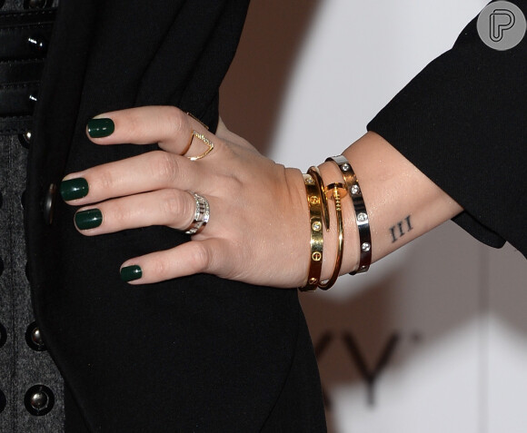 No outro braço, Demi Lovato também tem uma tatuagem bem discreta e pequena