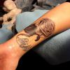 'Tchau tchau beijo e olá rosa... Está muito linda e eu amei!', legendou Demi Lovato ao mostrar a nova tatuagem para os fãs no Instagram