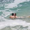 Nathalia Dill e Sergio Guizé foram vistos aos beijos na praia, no Rio de Janeiro