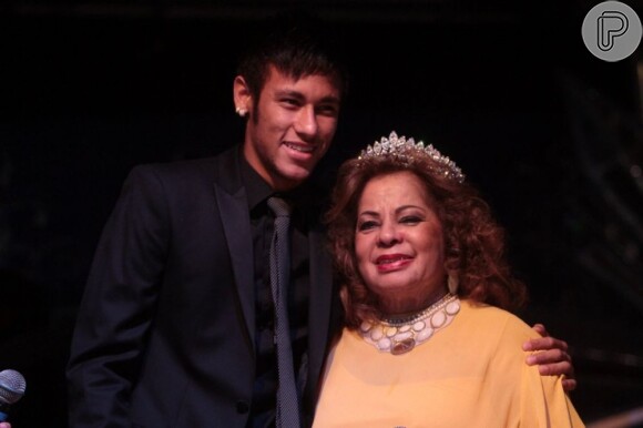 Neymar homenageia a cantora Angela Maria por seus 84 anos de vida e 60 de carreira, em 13 de maio de 2013, em São Paulo