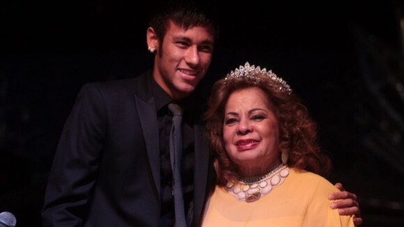 Neymar homenageia Angela Maria, que completa 84 anos de vida e 60 de carreira
