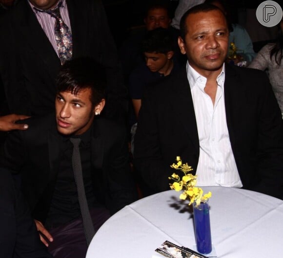 Neymar, pai do jogador Neymar Júnior, acompanha o filho na festa de homenagem à Angela Maria