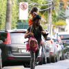 Cauã Reymond carrega a filha, Sofia, nas costas e se diverte ao buscá-la na escola, no Rio