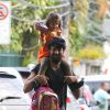 Cauã Reymond carrega a filha, Sofia, nas costas e se diverte ao buscá-la na escola, no Rio, nesta terça-feira, 7 de abril de 2015