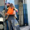 Cauã Reymond carrega a filha, Sofia, nas costas e se diverte ao buscá-la na escola, no Rio