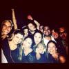 Preta Gil posa com amigos e fãs em boate do Rio. O registro foi parar no Instagram