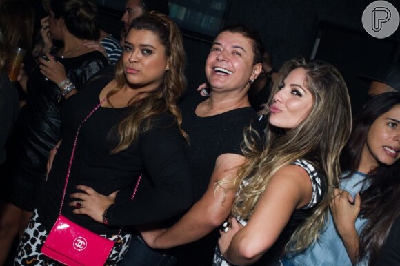 Preta Gil posa com David Brazil e Anamara no show da cantora Anitta em uma boate do Rio