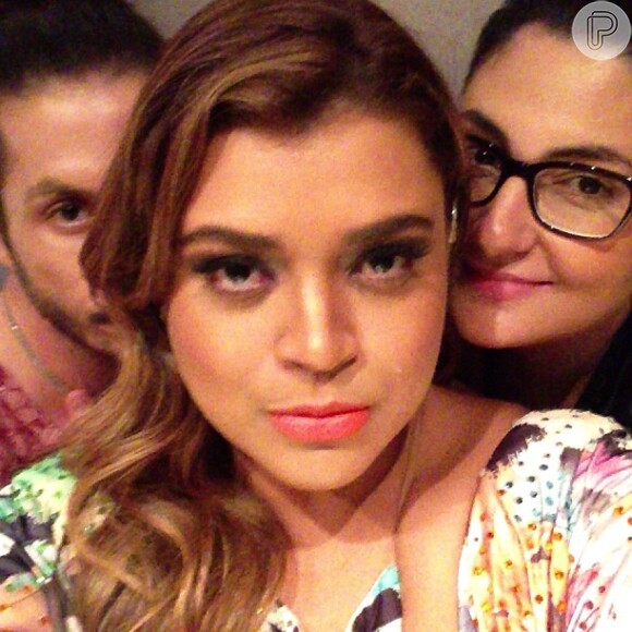 Preta Gil posa com Salvador Moreti e Juliana Reis, o maquiador e a assessora pessoal da cantora