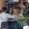 Carolina Dieckmann colocou o papo em dia ao conversar com amigos durante almoço em restaurante do Leblon, na Zona Sul do Rio