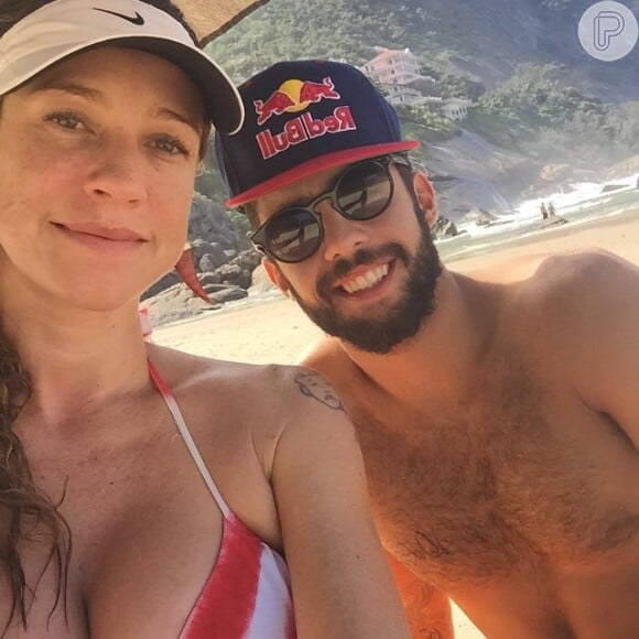 Ao lado do marido, Pedro Scooby, Luana Piovani foi à praia de Itacoatiara, em Niterói