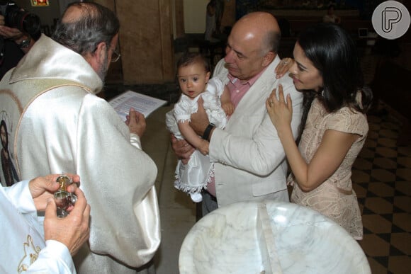 A apresentadora Daniela Albuquerque e o marido, o dono da Rede TV! Amílcare Dallevo, batizam a primeira filha, Alice, com o padre Antônio Maria, em São Paulo, neste sábado, 1º de dezembro de 2012