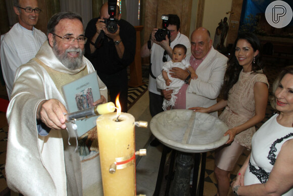 Padre Antônio Maria celebrou o batizado de Alice