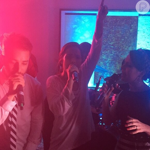 Junior Lima, Sandy e Wanessa cantaram juntos no casamento de Serginho Groisman, em março de 2015