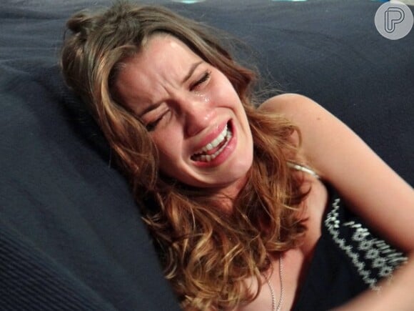 Marcos (Thiago Lacerda) agride Laura (Nathalia Dill), que está grávida e corre o risco de sofrer um aborto, em 'Alto Astral', em 16 de abril de 2015