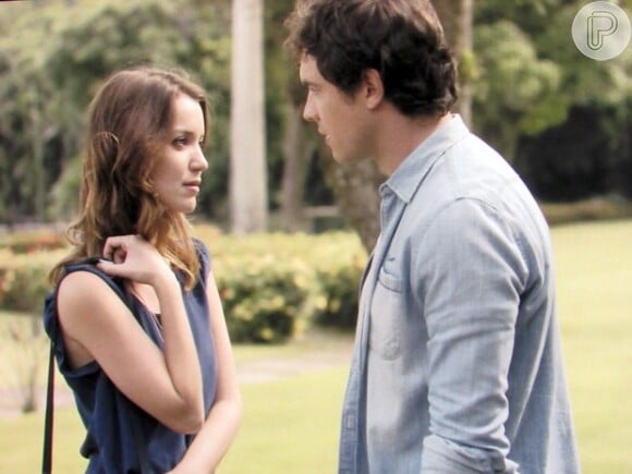 Marcos (Thiago Lacerda) flagra Laura (Nathalia Dill) conversando com Caíque (Sergio Guizé) a sós, em 'Alto Astral'