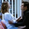Transtornado, Marcos (Thiago Lacerda) agride Laura (Nathalia Dill) após expulsar Caíque (Sergio Guizé) do local, em 'Alto Astral'