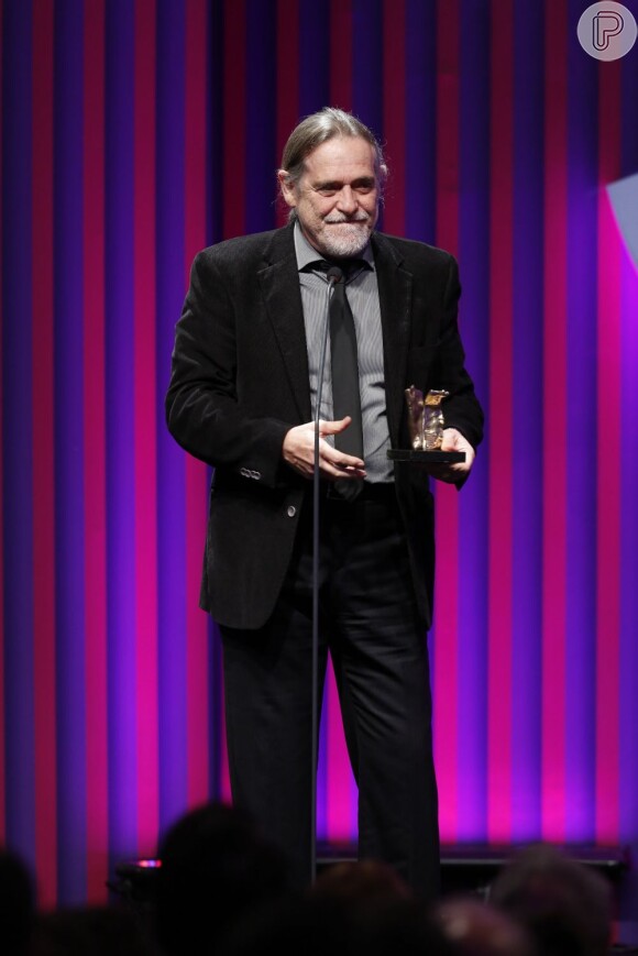 José de Abreu recebe prêmio de melhor ator coadjuvante de 2012 por seu trabalho em 'Avenida Brasil', no 15º Prêmio Contigo! de TV