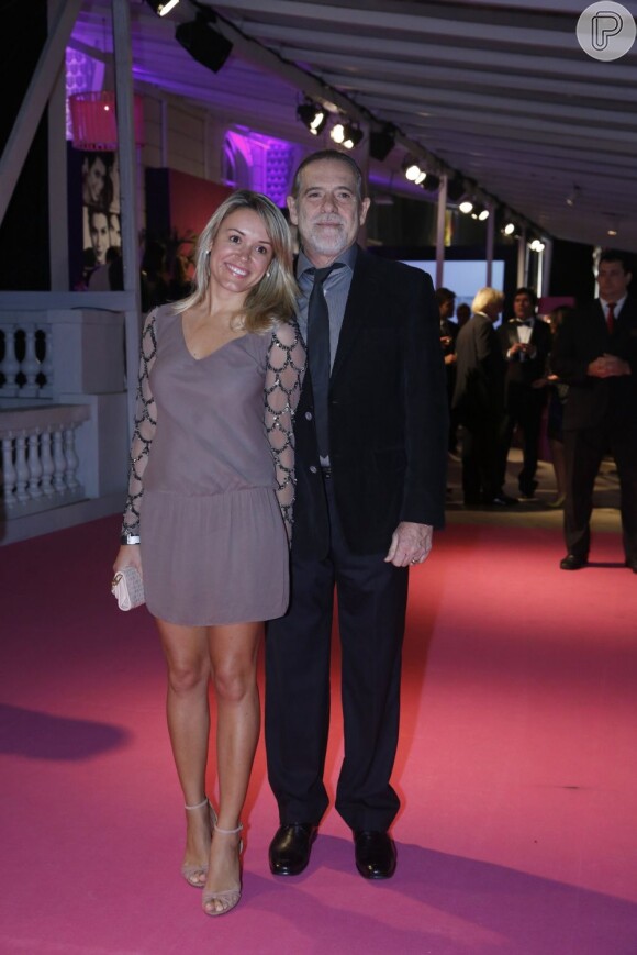 José de Abreu e a mulher, Camila Paola, posam no Prêmio Contigo! de TV