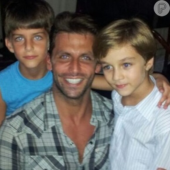 Henri Castelli posa com o ator Vitor Figueiredo e com o filho, Lucas