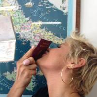 Xuxa faz aniversário de namoro e festeja dupla cidadania: 'Vou para a Itália'