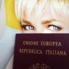 Xuxa exibe uma foto com o passaporte italiano