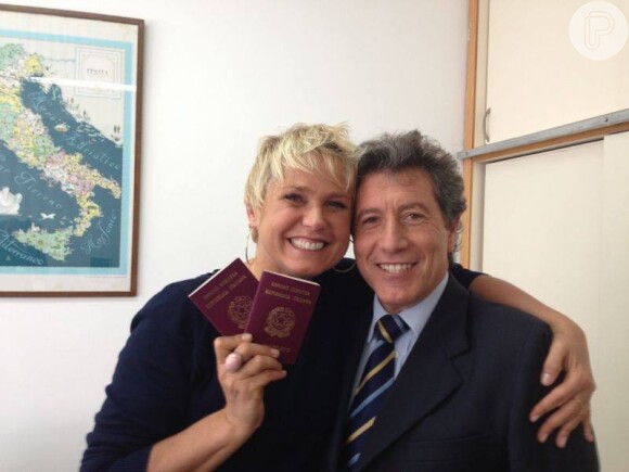 Animada, Xuxa até posou com a pessoa responsável pelo seu passaporte: 'Esse é o Joseph, vice-consul Italiano. Tudo bem que me fez esperar desde 2009, mas valeu a pena!', escreveu ela