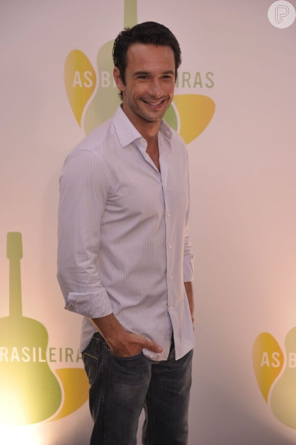 Rodrigo Santoro está namorando a ex-'Rebelde' Melanie Fronckowiak, segundo coluna em 16 de maio de 2013